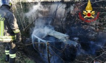 Tragedia scampata: auto si ribalta nel fossato e prende fuoco, salva 21enne