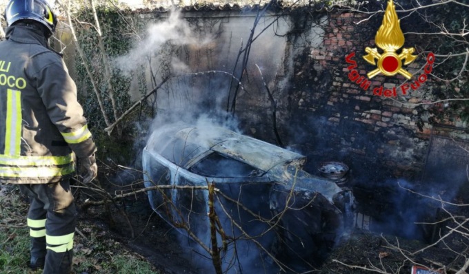 Tragedia scampata: auto si ribalta nel fossato e prende fuoco, salva 21enne