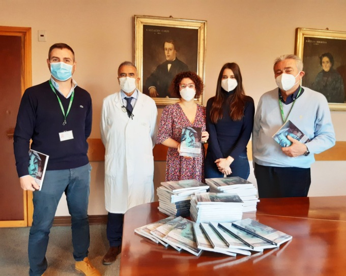 Un libro all’oncologia dell’ospedale di Cremona per sostenere chi affronta un tumore cerebrale