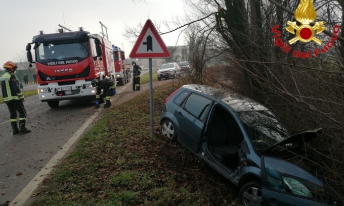 Auto finisce nel fosso e il guidatore resta incastrato nell’abitacolo