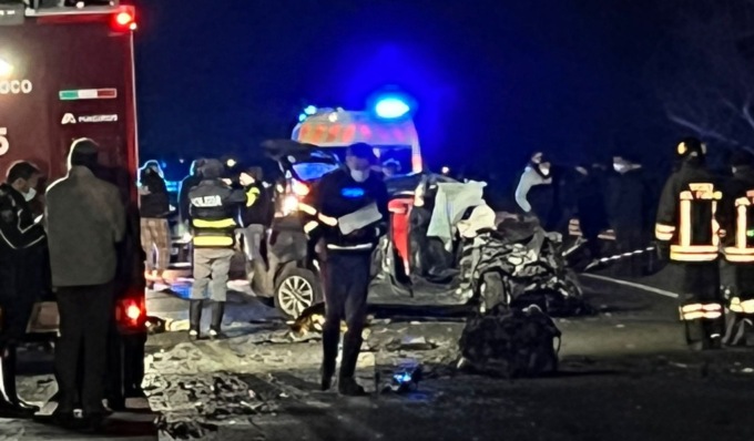 Schianto tra auto e pullman nel Bresciano: morti cinque giovani tra i 17 e i 22 anni