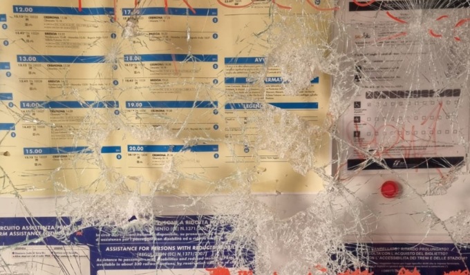 Stazione ferroviaria devastata, sette minorenni nei guai: “Un gioco tra amici”