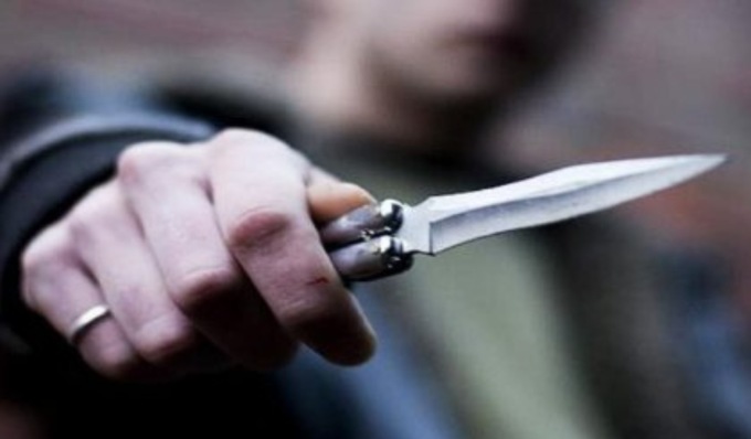 Prima la discussione poi spunta il coltello: 21enne finisce in ospedale