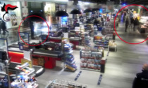 Il video della baby gang dei furti in monopattino al centro commerciale