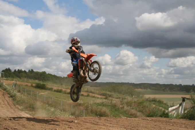 Cade in pista con la moto da enduro, arriva l’elisoccorso