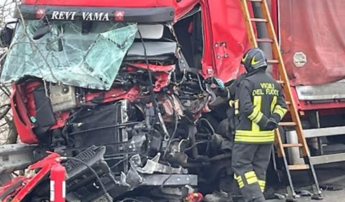 Schianto tra Tir: due feriti in codice rosso, autista subisce amputazione di una gamba