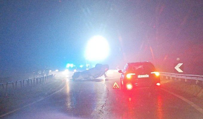 Auto ribaltata sulla sede stradale, due giovani soccorsi SIRENE DI NOTTE