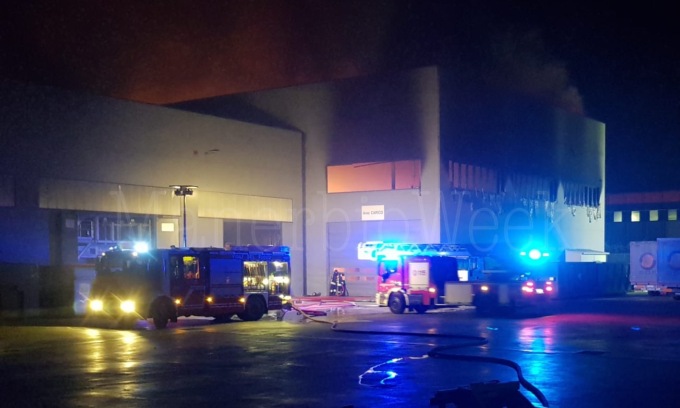 In fiamme un’azienda di stoccaggio di materie plastiche: fumo anche nelle campagne cremonesi