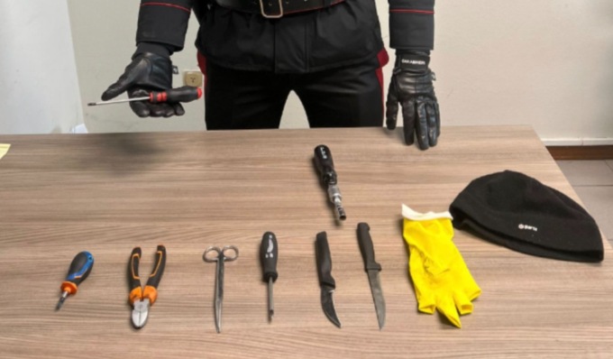Furto all’autolavaggio, denunciato 29enne trovato con diversi arnesi da scasso in auto