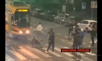 Il video della baby gang che ferma un tram a Milano... a flessioni