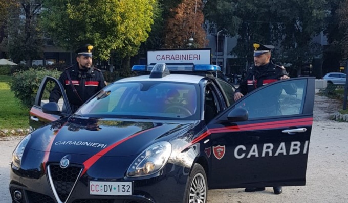 Tenta un borseggio in piazza Stradivari, 19enne arrestato grazie a due ragazzini