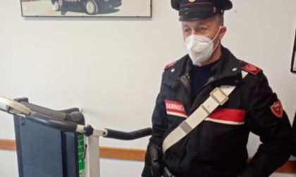 Fugge all'alt, inseguimento e schianto contro l'auto dei carabinieri: arrestato 19enne