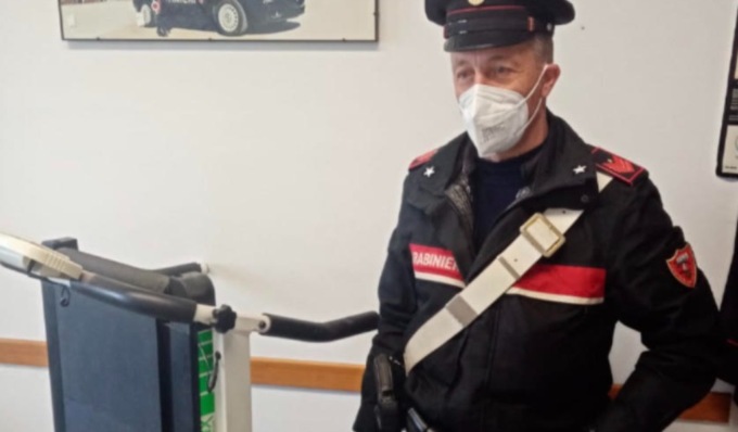 Fugge all’alt, inseguimento e schianto contro l’auto dei carabinieri: arrestato 19enne