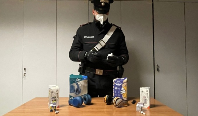 Ladro di cuffiette stereo al centro commerciale, arrestato 36enne