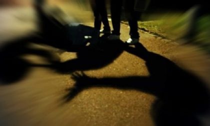 Minacciato e aggredito in strada, paura per un giovane 26enne