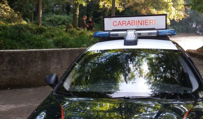 Danneggia auto e fioriere, poi insulta e tira pallonate a una signora: denunciato