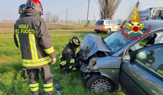 Schianto frontale tra due autovetture, una finisce in un campo: 3 feriti