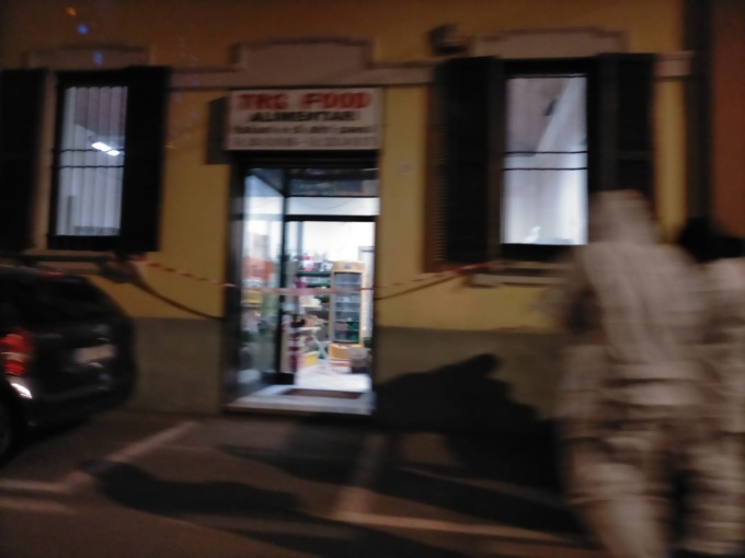Rapina in negozio etnico finisce a coltellate: ferito dipendente 40enne