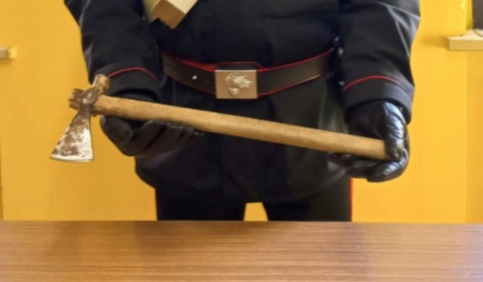 Vicini di casa si fronteggiano armati di falcetto e mazza da baseball, entrambi in ospedale