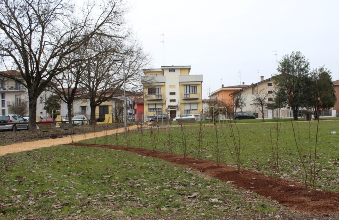 Nuovi alberi e l’area sgambamento cani nel riqualificato parco intitolato a mons. Maurizio Galli
