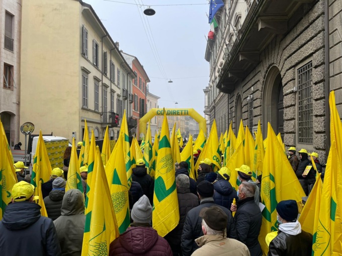 Basta speculazioni: tanti allevatori e agricoltori oggi in corso Vittorio Emanuele II