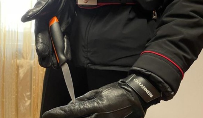 Si aggira con un coltello tra le mani, denunciato 18enne