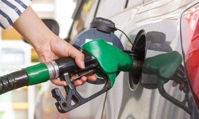 Trova una Postepay e la utilizza per fare più volte benzina e prelevare contante