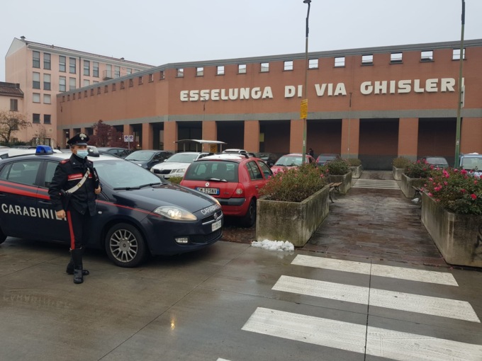 Ruba un portafoglio al supermercato, scoperto dal vigilante ne nasce una colluttazione
