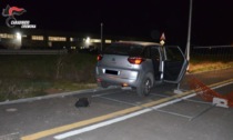 I Carabinieri intercettano auto rubata e scatta l'inseguimento, due uomini in fuga e mezzo recuperato