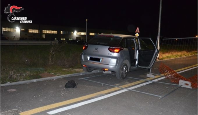 I Carabinieri intercettano auto rubata e scatta l’inseguimento, due uomini in fuga e mezzo recuperato