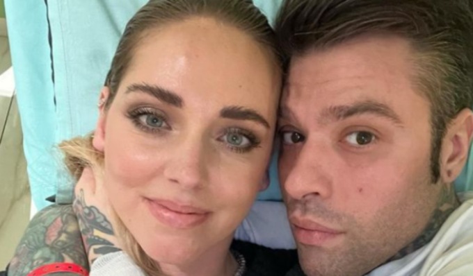 Fedez torna a casa dopo l’intervento per il tumore: la foto con Chiara prima delle dimissioni