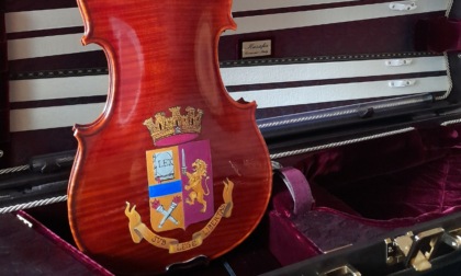 Per il suo 170° anniversario, la Polizia di Stato di Cremona dona un violino alla banda della Polizia 