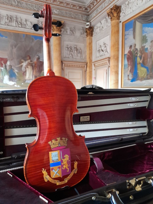 Per il suo 170° anniversario, la Polizia di Stato di Cremona dona un violino alla banda della Polizia 
