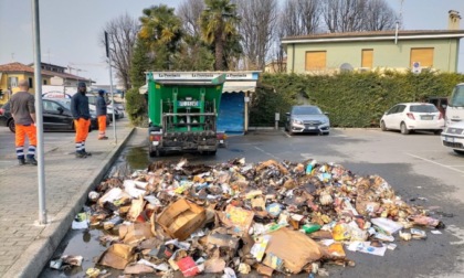 Camion della raccolta differenziata prende fuoco, trasportava carta