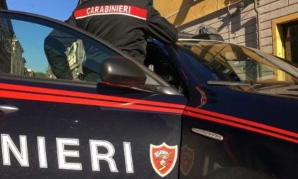 Nasconde cocaina nella camera d'albergo, all'arrivo dei Carabinieri li prende a calci e pugni