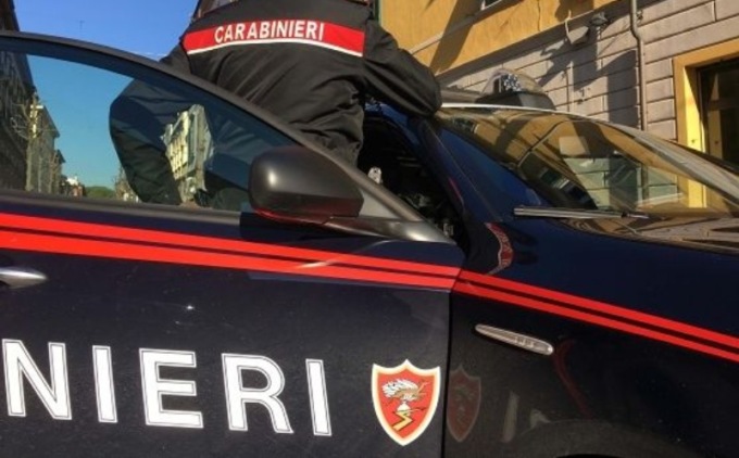Rubano un borsello e un telefono cellulare da un furgone, la vittima li insegue e riesce a bloccarli