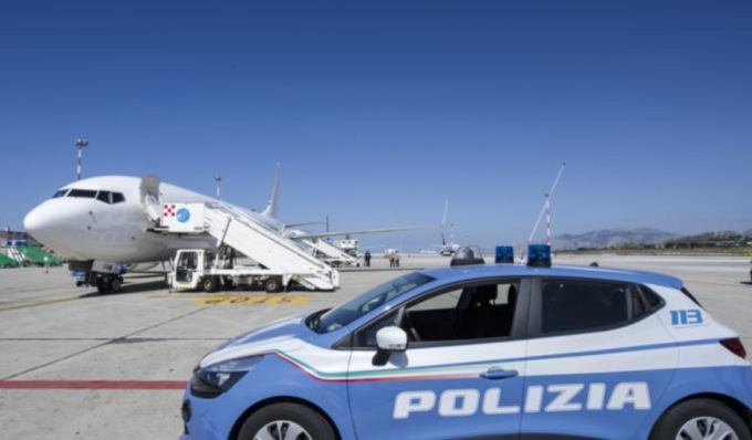 Ricercato per estorsione, droga e minacce: arrestato all’arrivo in aeroporto