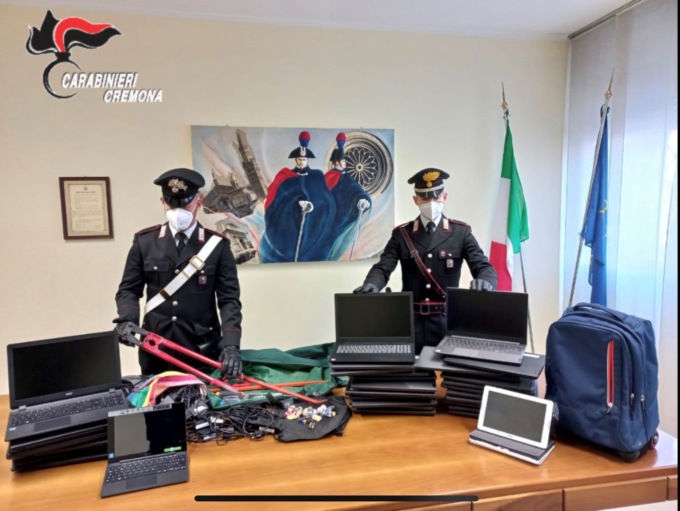 Furti negli istituti scolastici, arrestato 47enne trovato con ben 33 tra pc e tablet