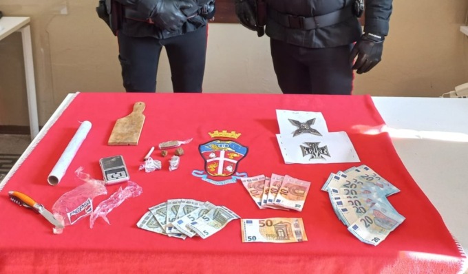 Arrestato pusher 29enne, la droga nascosta nei pensili della cucina
