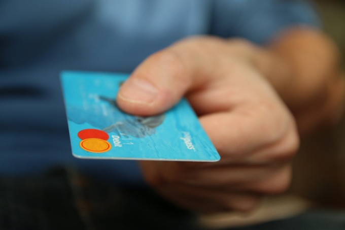 Utilizza un bancomat rubato per fare la spesa, denunciato 18enne
