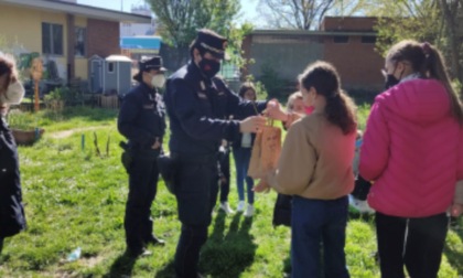 Carabinieri per la biodiversità piantano alcuni alberi con gli studenti delle scuole medie