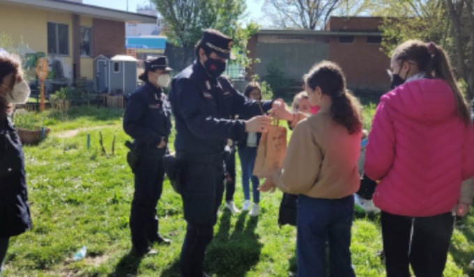Carabinieri per la biodiversità piantano alcuni alberi con gli studenti delle scuole medie