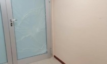 Lancia un estintore contro la porta della psichiatria dell'ospedale di Cremona, denunciato