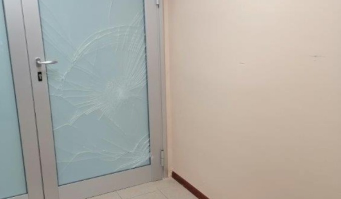 Lancia un estintore contro la porta della psichiatria dell’ospedale di Cremona, denunciato
