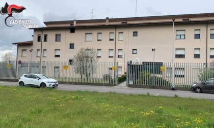 La ex è in caserma a denunciarlo per maltrattamenti, lui (fuori) la attende con un coltello in mano