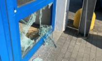 Raid nella notte: distrugge le vetrine di un supermercato, un bar, una parrucchiera e una macelleria