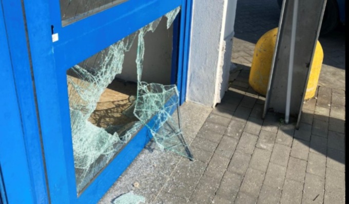 Raid nella notte: distrugge le vetrine di un supermercato, un bar, una parrucchiera e una macelleria