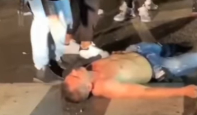 Steso con un pugno fuori dalla discoteca, altri ragazzi lo filmano senza aiutarlo