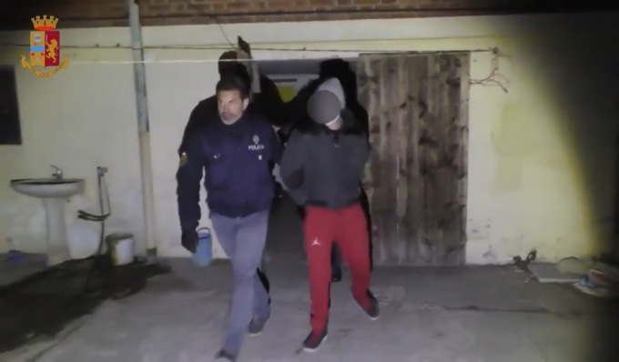 Sequestrato e picchiato brutalmente, sette indiani finiscono in carcere