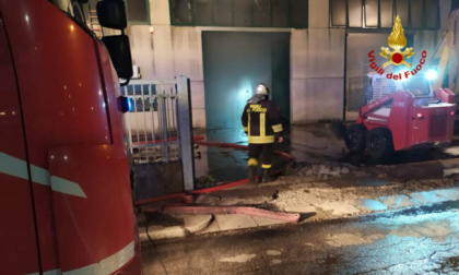 Incendio in una fabbrica di giocattoli, capannone avvolto dalle fiamme